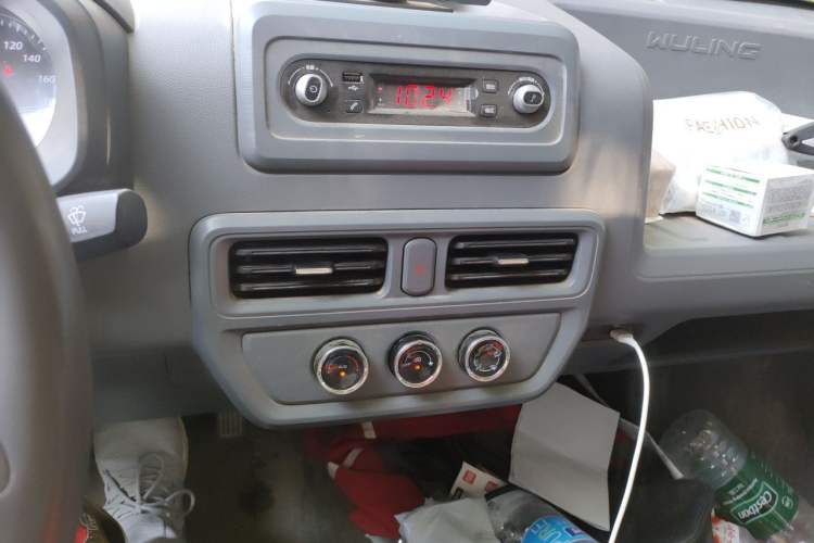 Used Wuling Yangguang 2024 300km Range Practical Window-Sealed Version 60kW Audio And AC Panel
