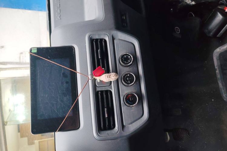 Used Wuling Yangguang 2024 300km Comfort Version with Sealed Windows 60kW Audio And AC Panel