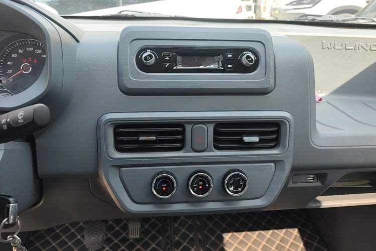 Used Wuling Yangguang 2024 300KM Comfort Version Passenger Van 75kW Audio And AC Panel