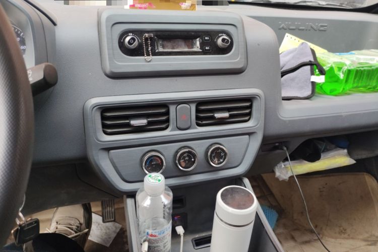 Used Wuling Yangguang 2024 300km Comfort-Grade Passenger Van 60kW Audio And AC Panel