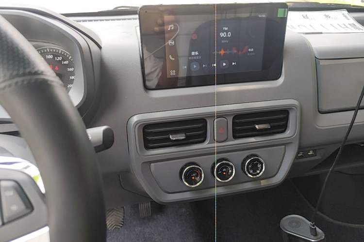 Used Wuling Yangguang 2024 300km Comfort Version with Sealed Windows 60kW Audio And AC Panel