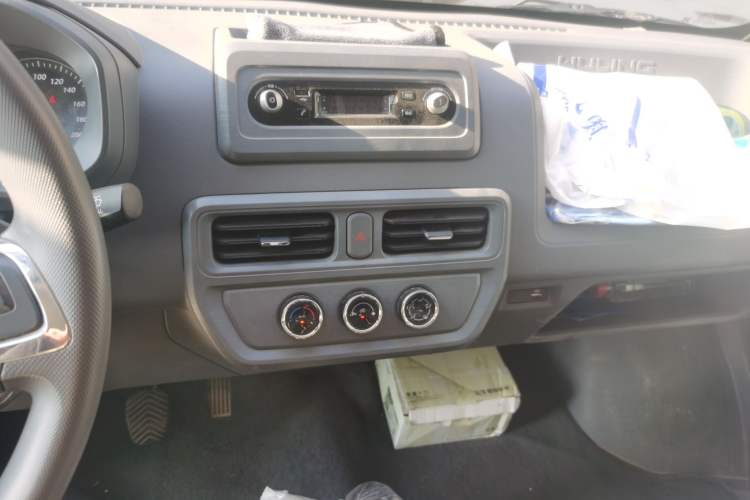 Used Wuling Yangguang 2024 300KM Comfort Version Passenger Van 75kW Audio And AC Panel