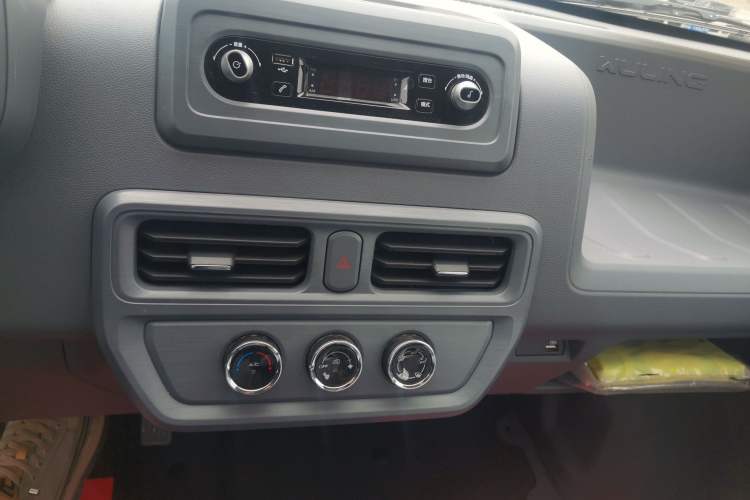 Used Wuling Yangguang 2024 300km Comfort-Grade Passenger Van 60kW Audio And AC Panel