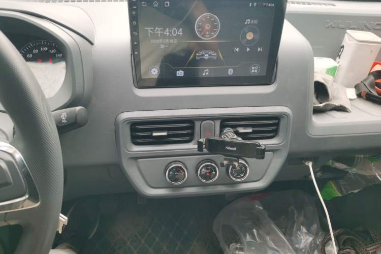 Used Wuling Yangguang 2024 300KM Comfort Version Passenger Van 75kW Audio And AC Panel