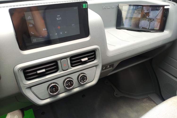Used Wuling Yangguang 2024 300km Comfort Version with Sealed Windows 75kW Audio And AC Panel