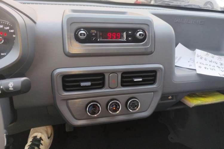Used Wuling Yangguang 2024 300KM Comfort Version Passenger Van 75kW Audio And AC Panel