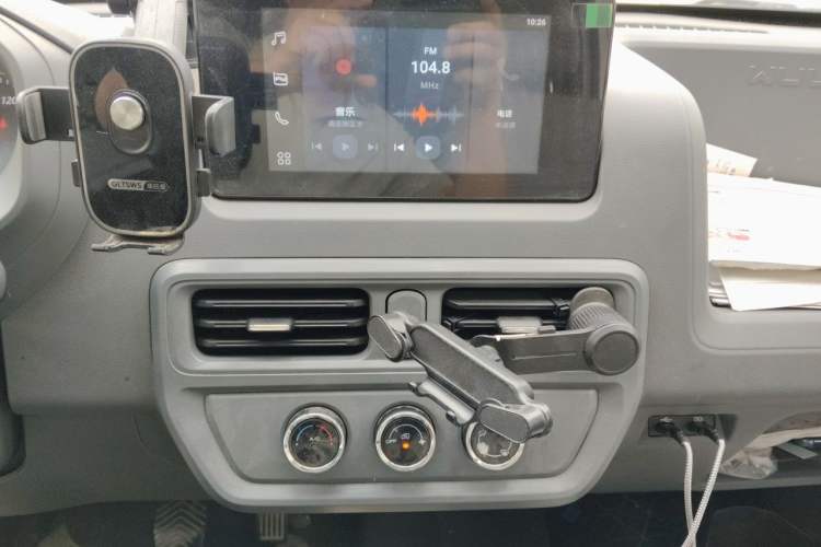Used Wuling Yangguang 2024 300km Comfort Version with Sealed Windows 60kW Audio And AC Panel