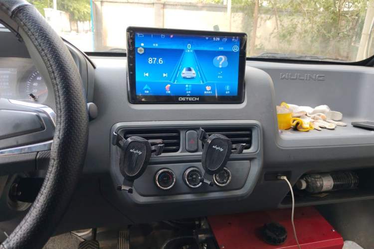 Used Wuling Yangguang 2024 300KM Comfort Version Passenger Van 75kW Audio And AC Panel