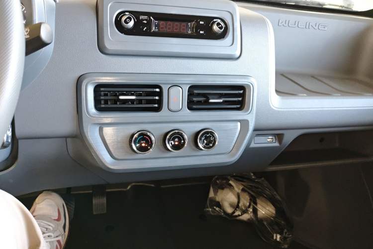 Used Wuling Yangguang 2024 300KM Comfort Version Passenger Van 75kW Audio And AC Panel