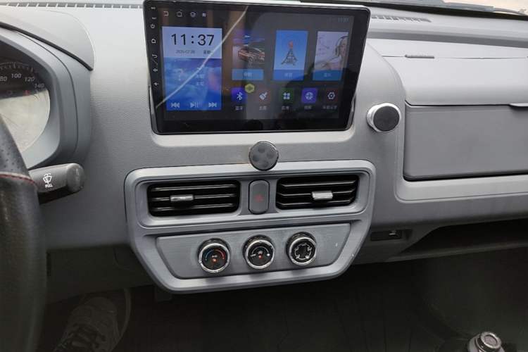 Used Wuling Yangguang 2024 300km Comfort-Grade Passenger Van 60kW Audio And AC Panel