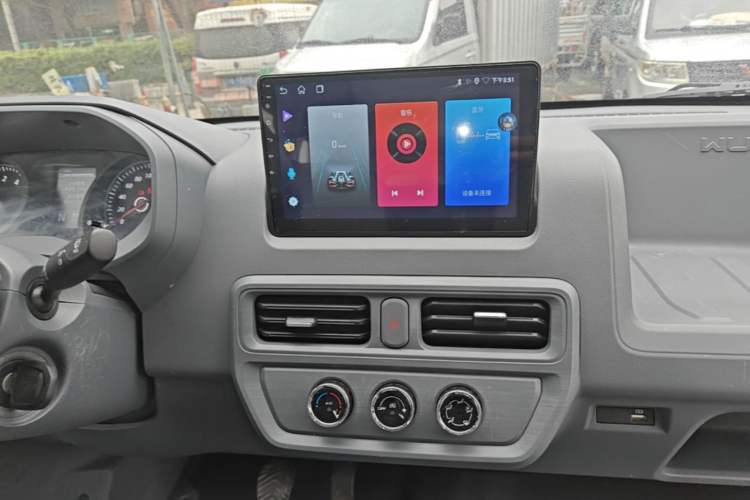 Used Wuling Yangguang 2024 300KM Comfort Version Passenger Van 75kW Audio And AC Panel
