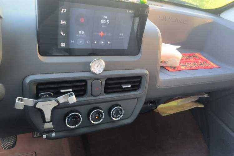 Used Wuling Yangguang 2024 300km Comfort Version with Sealed Windows 60kW Audio And AC Panel