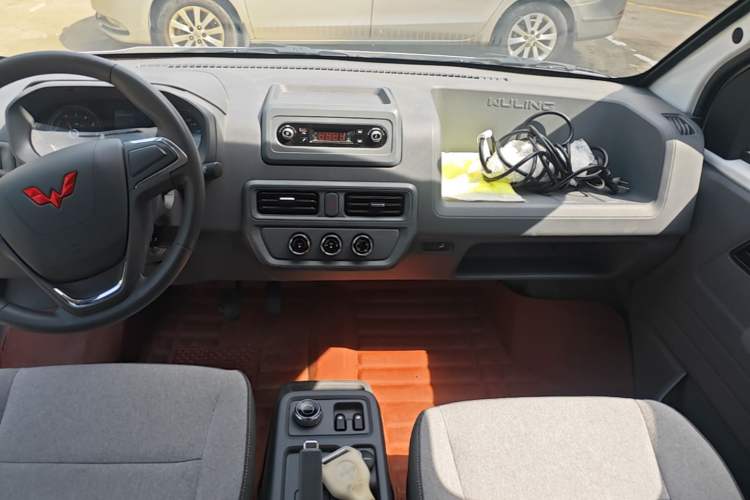 Used Wuling Yangguang 2024 300KM Comfort Version Passenger Van 75kW Audio And AC Panel