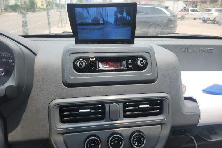 Used Wuling Yangguang 2024 300km Range Practical Window-Sealed Version 60kW Audio And AC Panel