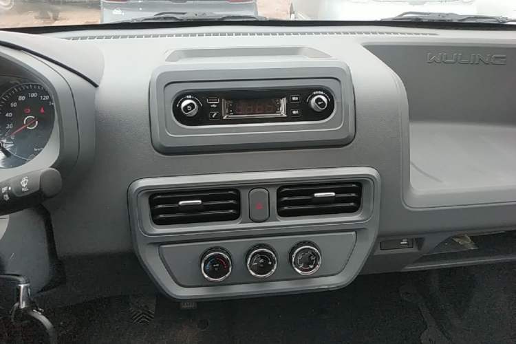 Used Wuling Yangguang 2024 300KM Comfort Version Passenger Van 75kW Audio And AC Panel