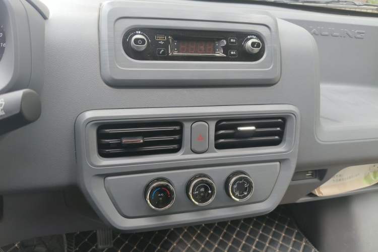 Used Wuling Yangguang 2024 300KM Comfort Version Passenger Van 75kW Audio And AC Panel