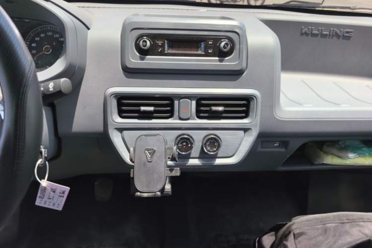 Used Wuling Yangguang 2024 300KM Comfort Version Passenger Van 75kW Audio And AC Panel