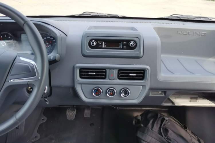 Used Wuling Yangguang 2024 300KM Comfort Version Passenger Van 75kW Audio And AC Panel