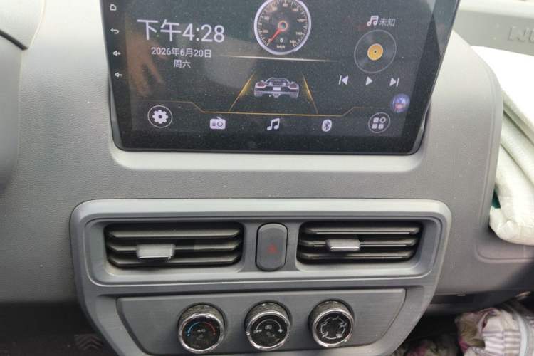 Used Wuling Yangguang 2024 300km Comfort-Grade Passenger Van 60kW Audio And AC Panel