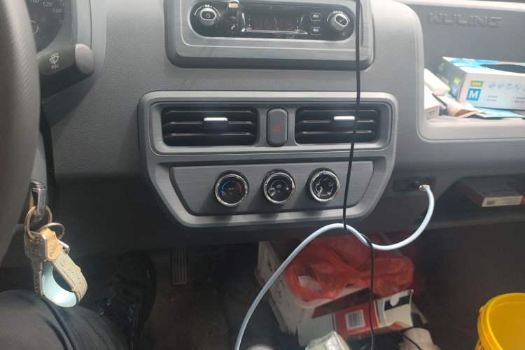 Used Wuling Yangguang 2024 300km Comfort-Grade Passenger Van 60kW Audio And AC Panel