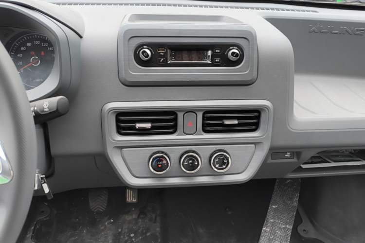 Used Wuling Yangguang 2024 300KM Comfort Version Passenger Van 75kW Audio And AC Panel