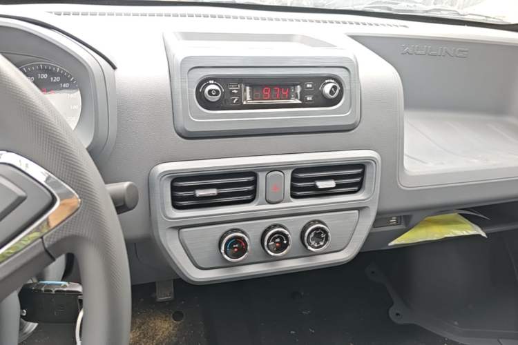 Used Wuling Yangguang 2024 300KM Comfort Version Passenger Van 75kW Audio And AC Panel