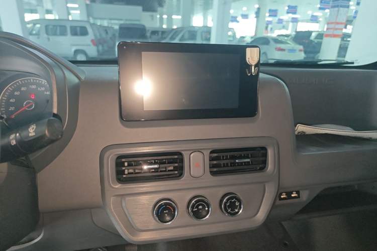 Used Wuling Yangguang 2024 300km Comfort Version with Sealed Windows 60kW Audio And AC Panel