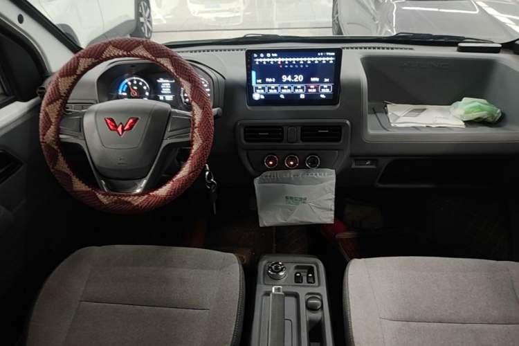 Used Wuling Yangguang 2024 300KM Comfort Version Passenger Van 75kW Audio And AC Panel