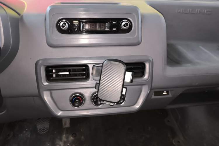 Used Wuling Yangguang 2024 300KM Comfort Version Passenger Van 75kW Audio And AC Panel
