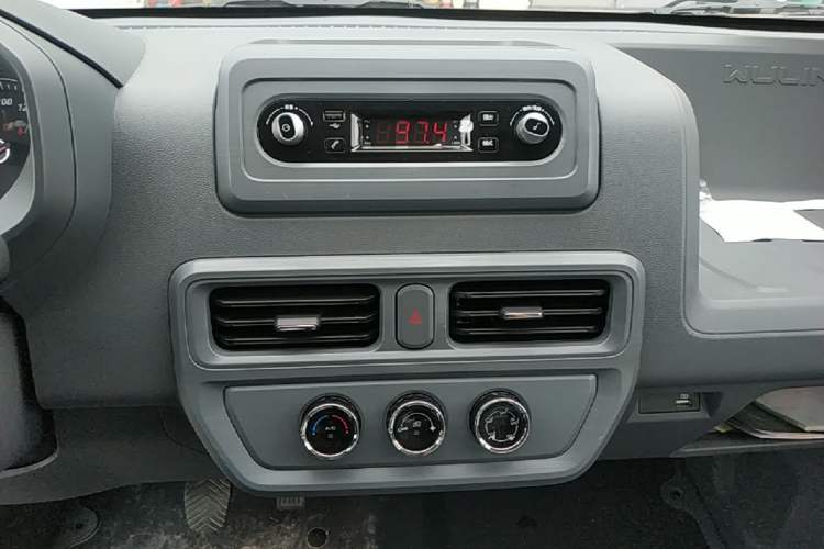 Used Wuling Yangguang 2024 300KM Comfort Version Passenger Van 75kW Audio And AC Panel