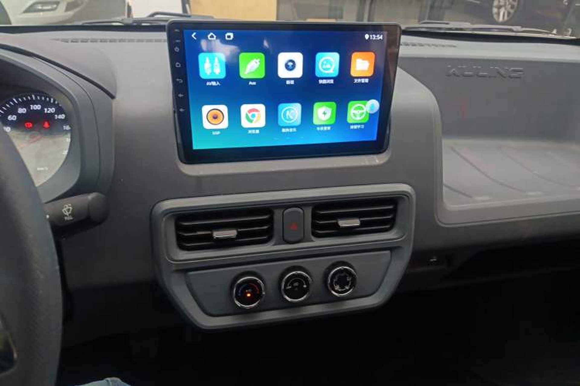 Used Wuling Yangguang 2024 300km Comfort-Grade Passenger Van 60kW Audio And AC Panel
