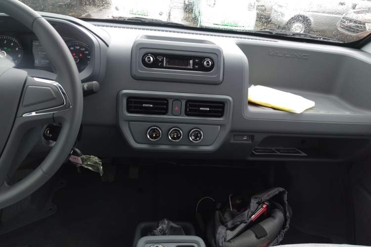 Used Wuling Yangguang 2024 300KM Comfort Version Passenger Van 75kW Audio And AC Panel