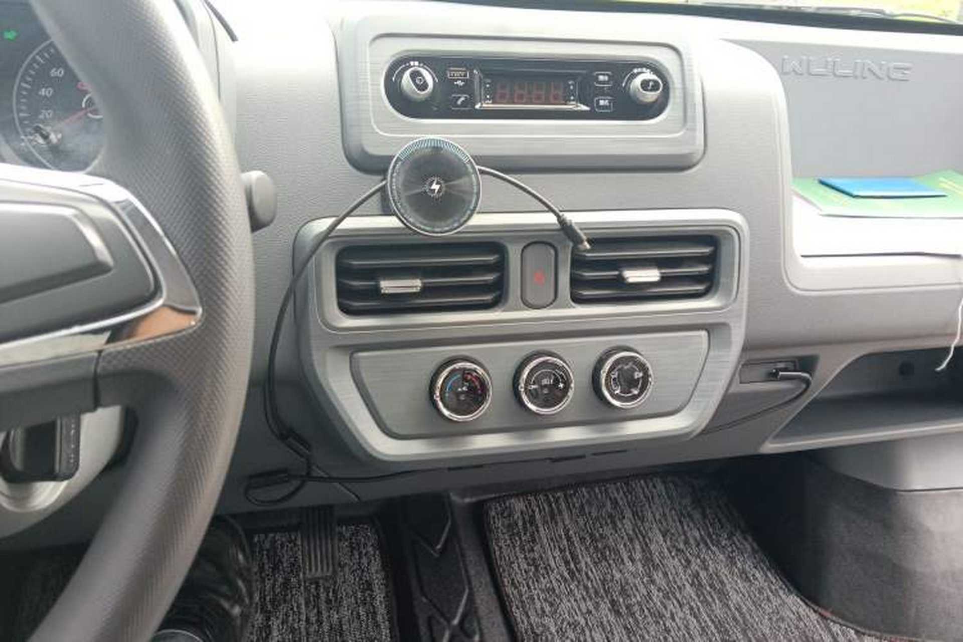 Used Wuling Yangguang 2024 300KM Comfort Version Passenger Van 75kW Audio And AC Panel