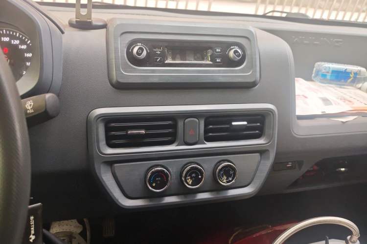 Used Wuling Yangguang 2024 300km Comfort-Grade Passenger Van 60kW Audio And AC Panel