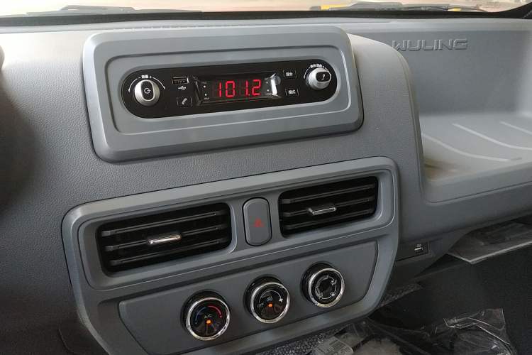 Used Wuling Yangguang 2024 300KM Comfort Version Passenger Van 75kW Audio And AC Panel