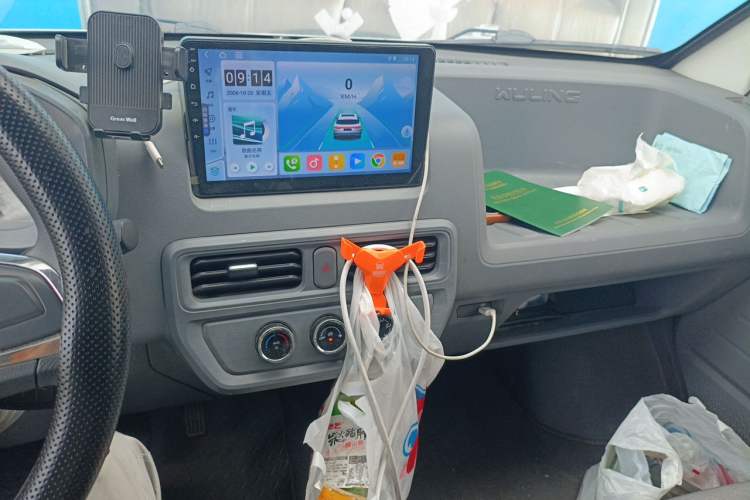 Used Wuling Yangguang 2024 300KM Comfort Version Passenger Van 75kW Audio And AC Panel