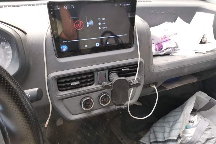 Used Wuling Yangguang 2024 300KM Comfort Version Passenger Van 75kW Audio And AC Panel