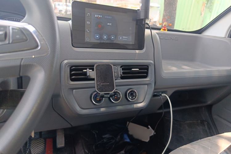 Used Wuling Yangguang 2024 300km Comfort Version with Sealed Windows 75kW Audio And AC Panel