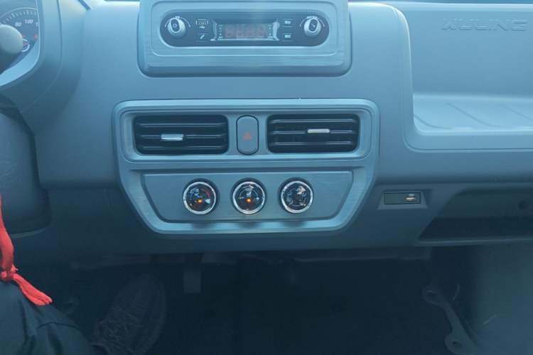 Used Wuling Yangguang 2024 300km Comfort-Grade Passenger Van 60kW Audio And AC Panel
