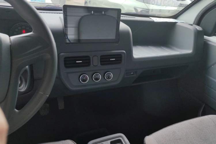 Used Wuling Yangguang 2024 300km Range Practical Window-Sealed Version 60kW Audio And AC Panel
