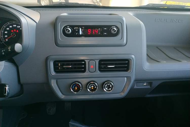 Used Wuling Yangguang 2024 300KM Comfort Version Passenger Van 75kW Audio And AC Panel