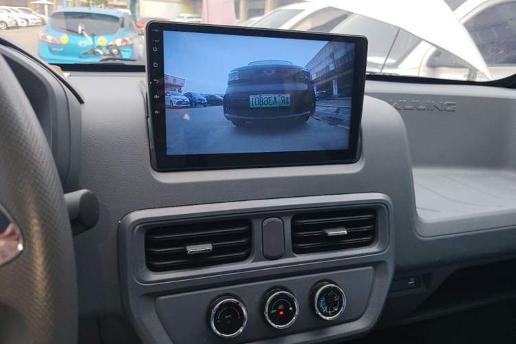 Used Wuling Yangguang 2024 300KM Comfort Version Passenger Van 75kW Audio And AC Panel