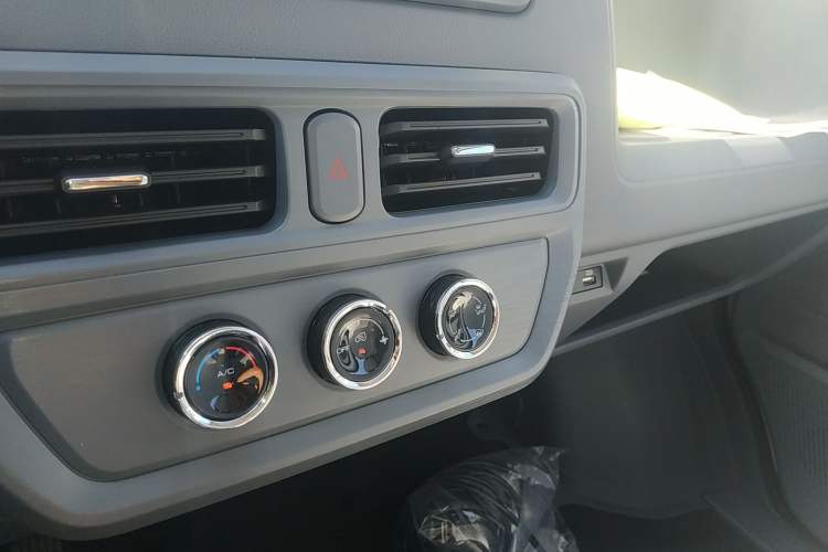Used Wuling Yangguang 2024 300KM Comfort Version Passenger Van 75kW Audio And AC Panel