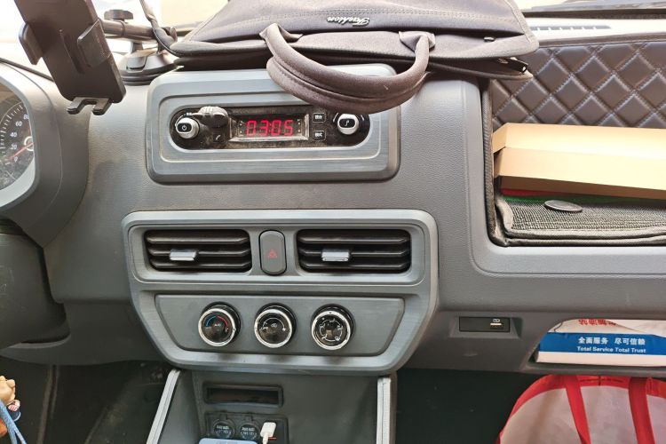 Used Wuling Yangguang 2024 300km Range Practical Window-Sealed Version 60kW Audio And AC Panel
