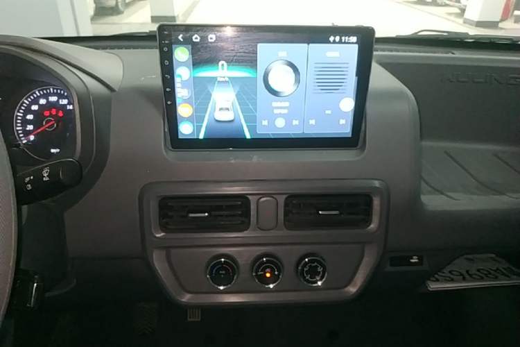 Used Wuling Yangguang 2024 230km Practical Enclosed-Window Version 60kW Audio And AC Panel