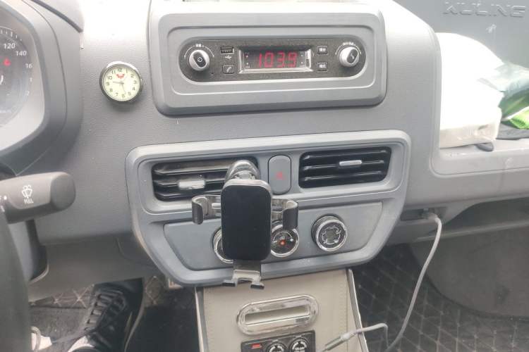 Used Wuling Yangguang 2024 300KM Comfort Version Passenger Van 75kW Audio And AC Panel
