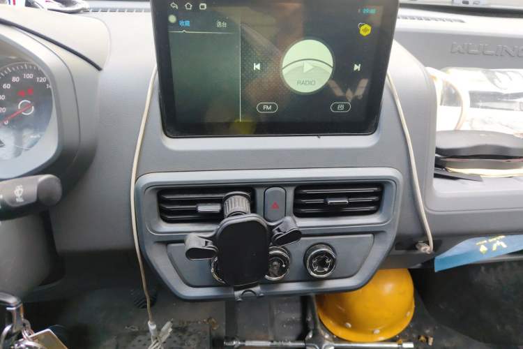 Used Wuling Yangguang 2024 300km Comfort Version with Sealed Windows 60kW Audio And AC Panel