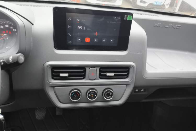 Used Wuling Yangguang 2024 300km Comfort Version with Sealed Windows 60kW Audio And AC Panel