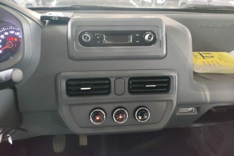 Used Wuling Yangguang 2024 300KM Comfort Version Passenger Van 75kW Audio And AC Panel