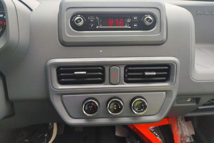 Used Wuling Yangguang 2024 300KM Comfort Version Passenger Van 75kW Audio And AC Panel